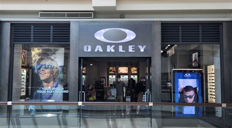 oakley store locator.